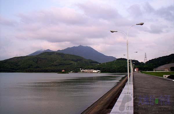 深圳市东湖公园〔原名:深圳水库,位于深圳市东部,东连梧桐山,西临